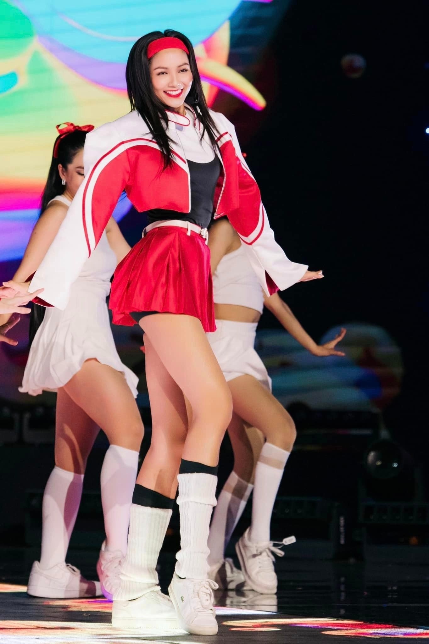 Sao Việt 14/12: H'Hen Niê bị chê trong 'Chị Đẹp', Cục An ninh mạng thông tin mới vụ việc của Phương Mỹ Chi - Ảnh 1