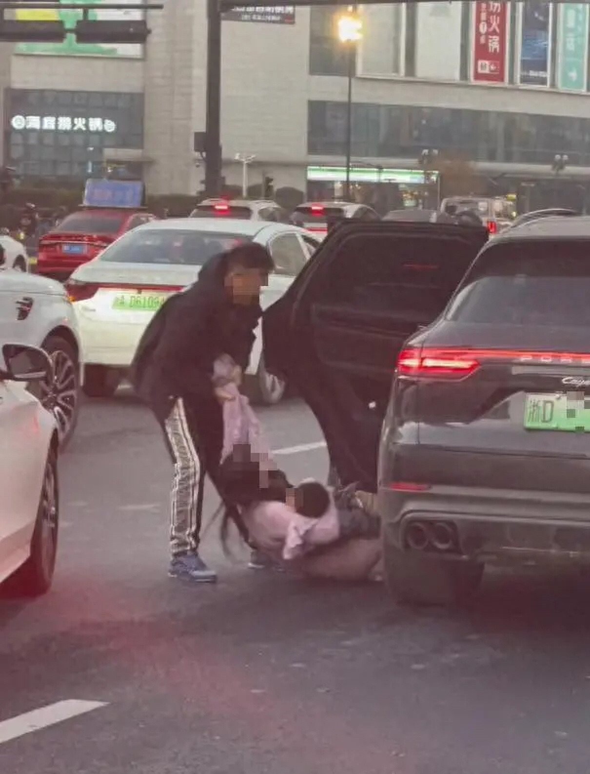 Sau khi đoạn video ghi lại vụ việc được lan truyền đã thu hút 8 triệu lượt xem trên Douyin. Ảnh: Baidu