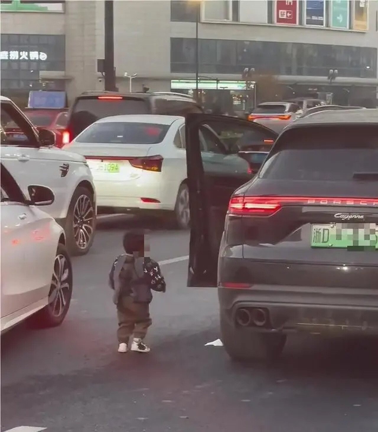 Cậu bé khóc giữa đường đông đúc khi bố mẹ đang cãi vã. Ảnh: Baidu