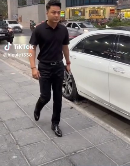 'Người qua đường' ghi lại khoảnh khắc Hồng Đăng dự sự kiện, thái độ nam diễn viên gây tranh cãi - Ảnh 1 'Người qua đường' ghi lại khoảnh khắc Hồng Đăng dự sự kiện, thái độ nam diễn viên gây tranh cãi - Ảnh 1