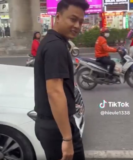 'Người qua đường' ghi lại khoảnh khắc Hồng Đăng dự sự kiện, thái độ nam diễn viên gây tranh cãi - Ảnh 2 'Người qua đường' ghi lại khoảnh khắc Hồng Đăng dự sự kiện, thái độ nam diễn viên gây tranh cãi - Ảnh 2