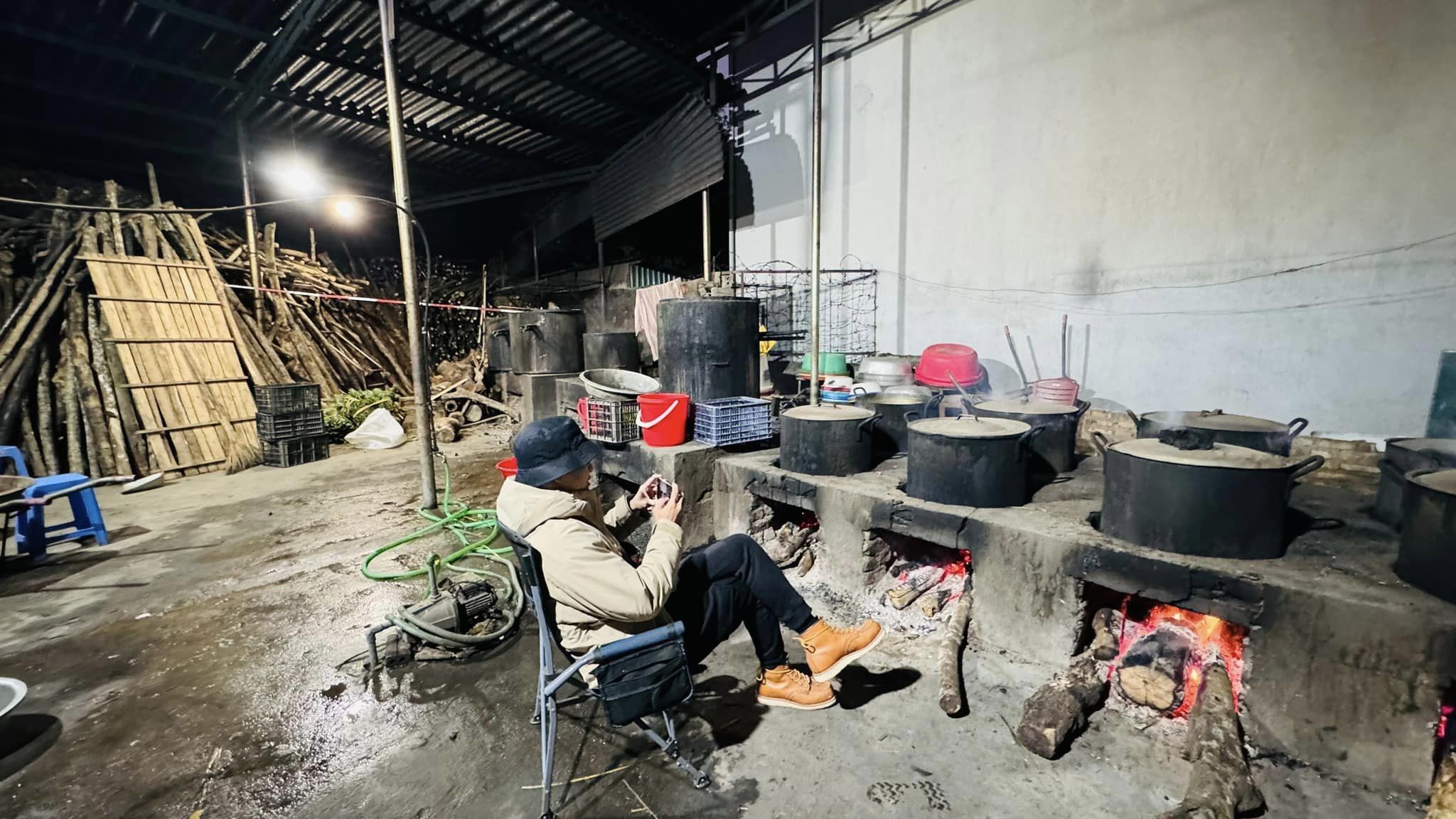 Hồng Đăng than thở về nghề. Ảnh: FBNV