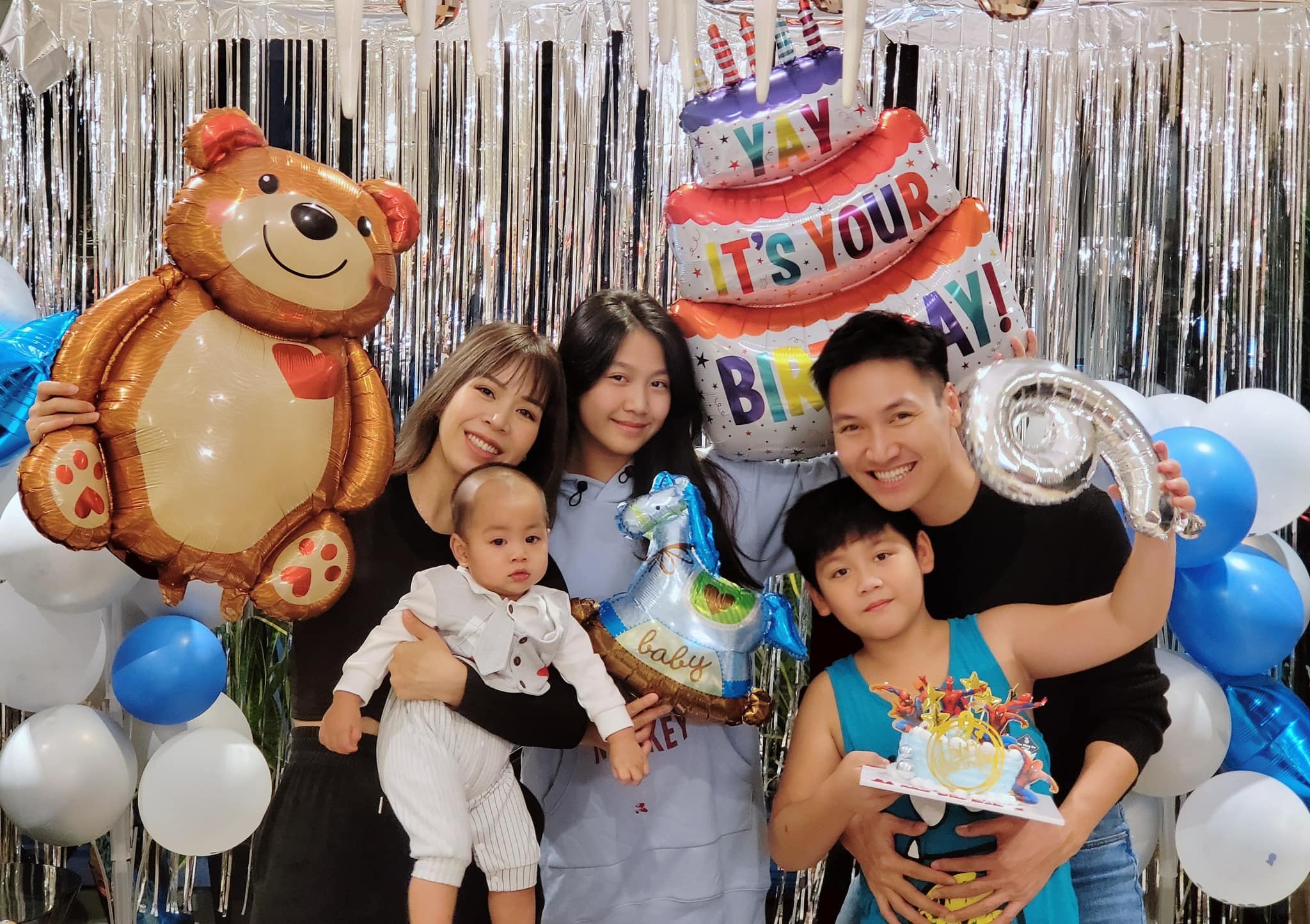 Gia đình hạnh phúc của Mạnh Trường. Ảnh: FBNV