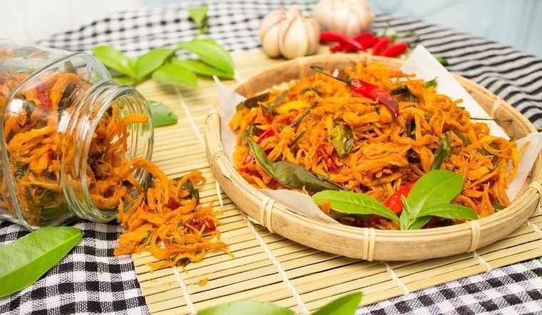 Cách làm khô gà lá chanh đơn giản, thơm ngon cực phù hợp nhâm nhi những ngày Tết - Ảnh 1 Cách làm khô gà lá chanh đơn giản, thơm ngon cực phù hợp nhâm nhi những ngày Tết - Ảnh 1