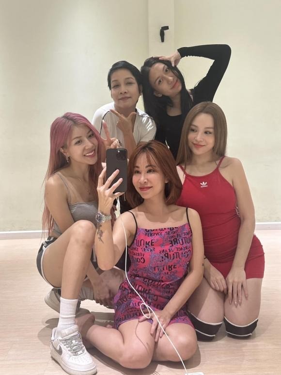Không chỉ là 'chị đẹp', Mỹ Linh chuẩn phong thái 'chị đại' giữa lúc nghi vấn mâu thuẫn của hội chị em - Ảnh 2 Không chỉ là 'chị đẹp', Mỹ Linh chuẩn phong thái 'chị đại' giữa lúc nghi vấn mâu thuẫn của hội chị em - Ảnh 2