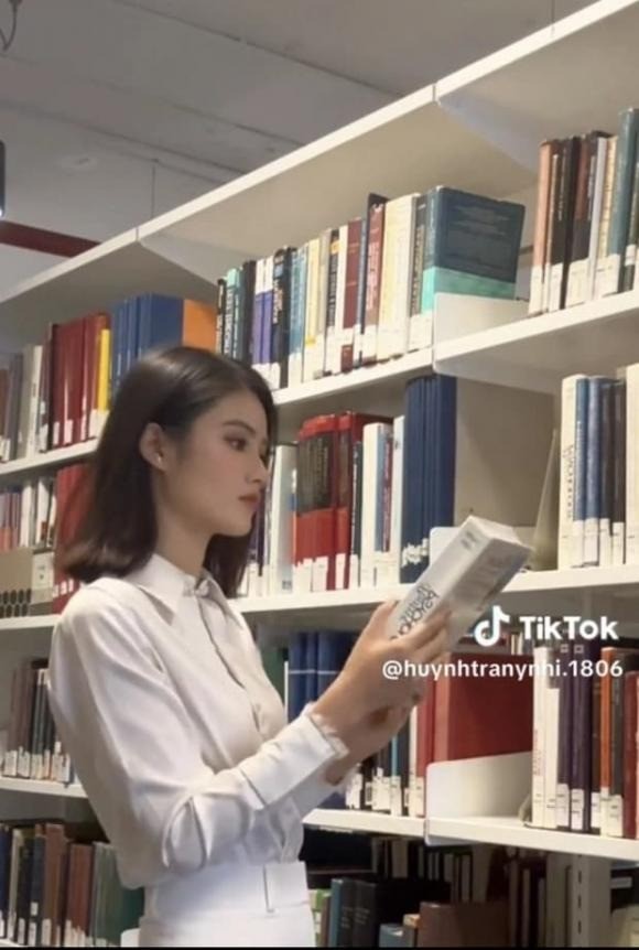 Nàng hậu đang rất tích cực học tập nơi xứ người. Ảnh: chụp màn hình Nàng hậu đang rất tích cực học tập nơi xứ người. Ảnh: chụp màn hình