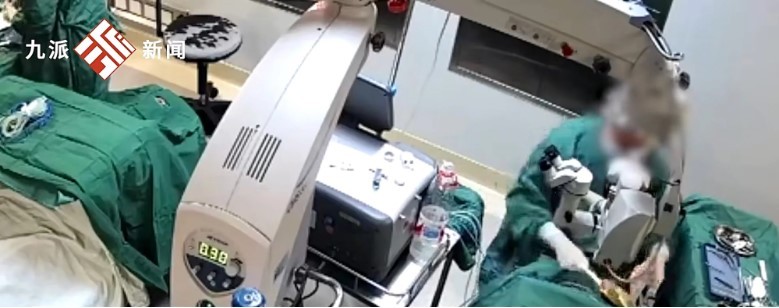 Một video lan truyền trên mạng ghi lại hình ảnh bác sĩ đánh vào đầu người phụ nữ. Ảnh: Douyin Một video lan truyền trên mạng ghi lại hình ảnh bác sĩ đánh vào đầu người phụ nữ. Ảnh: Douyin