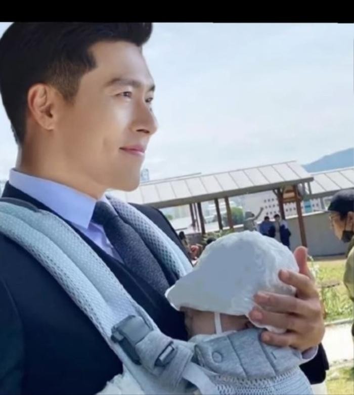 Xôn xao hình ảnh Hyun Bin bế con. Ảnh: Internet Xôn xao hình ảnh Hyun Bin bế con. Ảnh: Internet