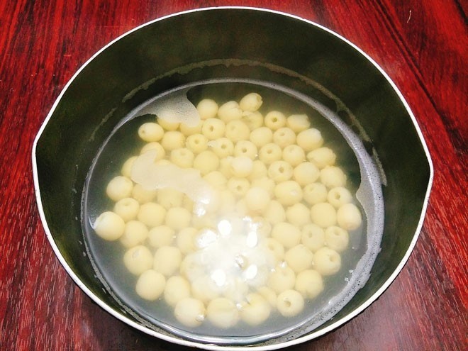 2 cách làm mứt hạt sen cực đơn giản, phù hợp nhâm nhi những ngày Tết - Ảnh 2 2 cách làm mứt hạt sen cực đơn giản, phù hợp nhâm nhi những ngày Tết - Ảnh 2