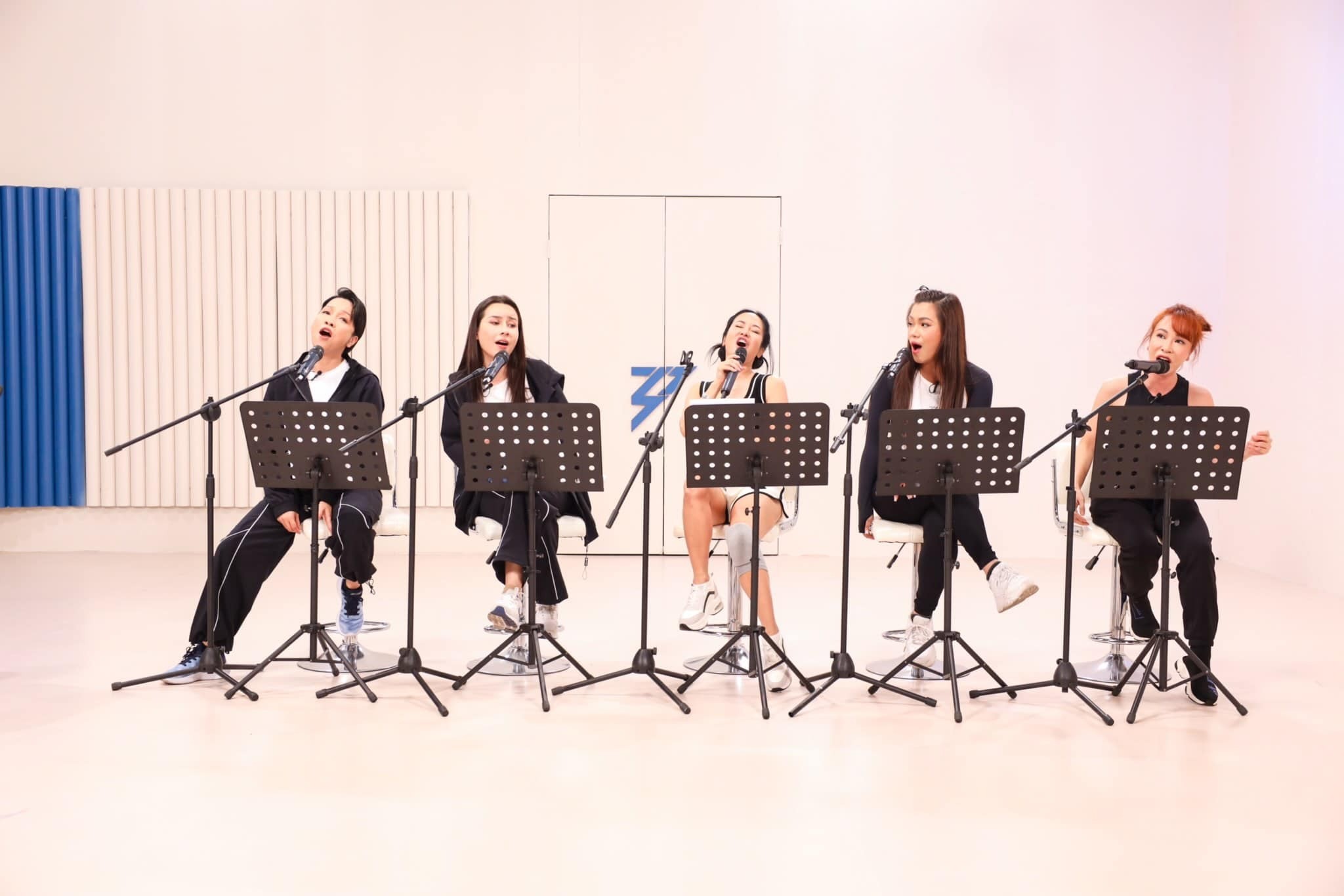 Mỹ Linh thể hiện tình cảm với Lưu Hương Giang. Ảnh: FBNV