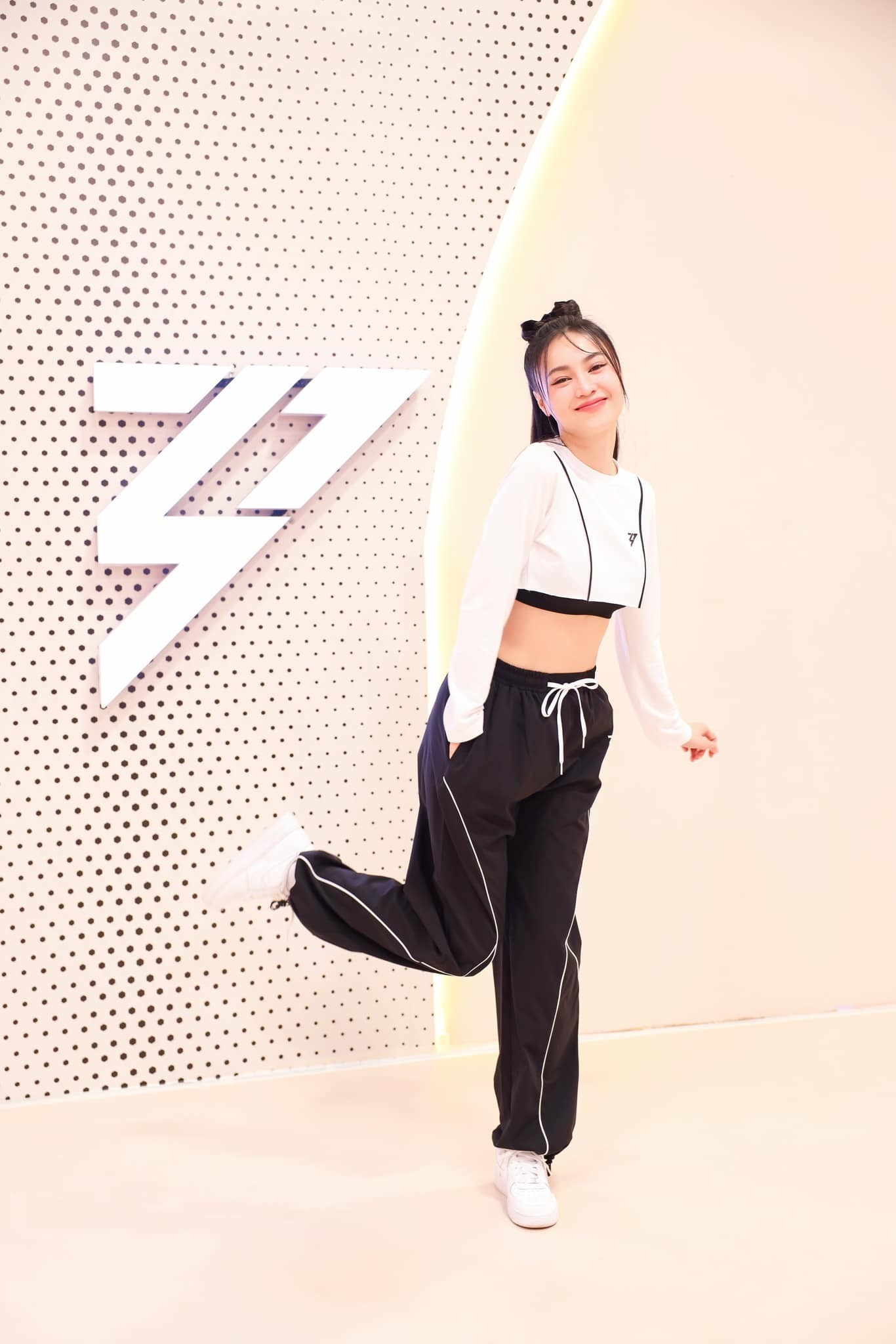 Ninh Dương Lan Ngọc lên đồ cực bạo khoe đường cong: Dân tình khó lòng rời mắt - Ảnh 1