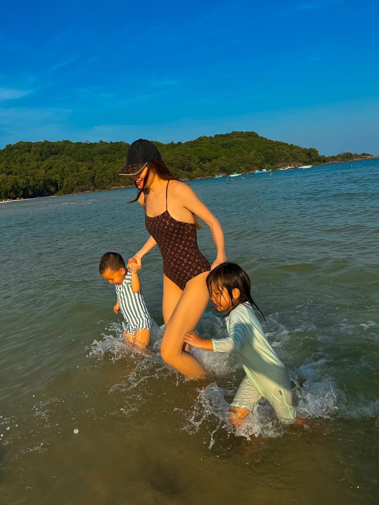 Hồ Ngọc Hà khoe dáng 'khét lẹt' trong bộ đồ bơi hàng hiệu: Sắc vóc 'mẹ 3 con' chưa từng khiến CDM thất vọng - Ảnh 1