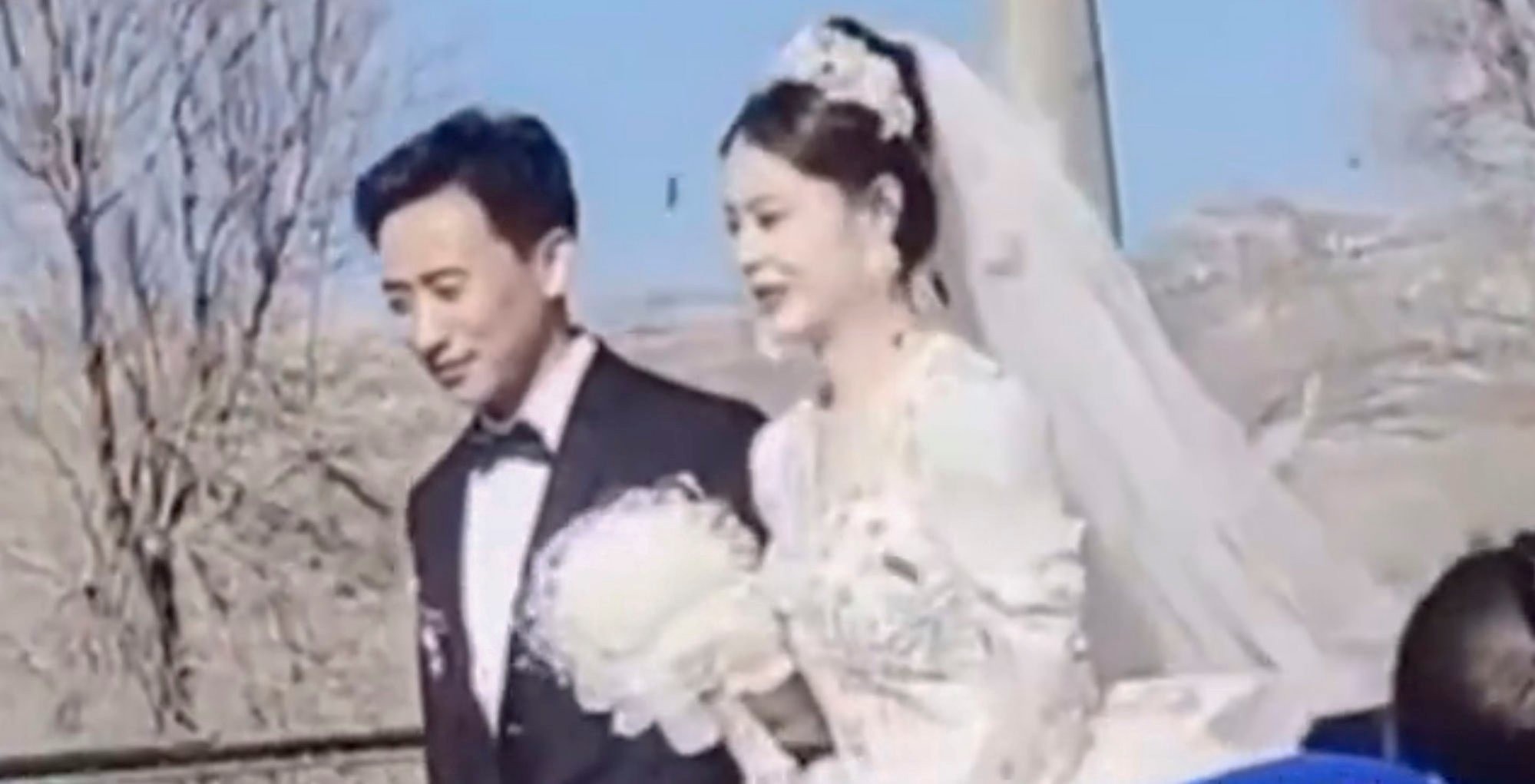 Cặp đôi sắp cưới cùng nhau bước đi trong ngày hạnh phúc. Cả cô dâu và chú rể đều cảm ơn vì sự giúp đỡ mà họ đã đưa ra sau trận động đất. Ảnh: weibo Cặp đôi sắp cưới cùng nhau bước đi trong ngày hạnh phúc. Cả cô dâu và chú rể đều cảm ơn vì sự giúp đỡ mà họ đã đưa ra sau trận động đất. Ảnh: weibo