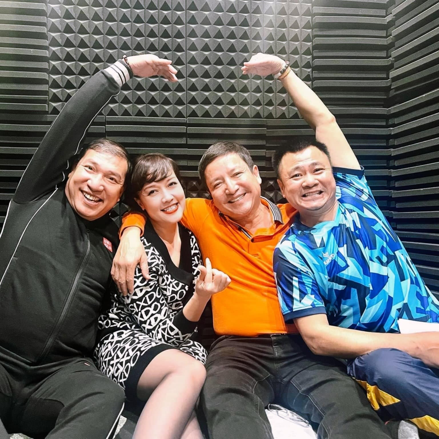 Khoảnh khắc bên những người đồng nghiệp mới được Vân Dung chia sẻ trên mạng xã hội. Ảnh: FBNV