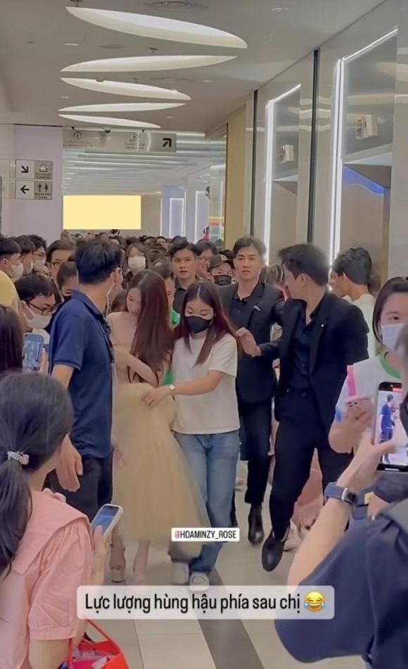 Hòa Minzy hiện diện lộng lẫy chốn đông người, một hành động vô tình tiết lộ tính cách nữ ca sĩ - Ảnh 1 Hòa Minzy hiện diện lộng lẫy chốn đông người, một hành động vô tình tiết lộ tính cách nữ ca sĩ - Ảnh 1