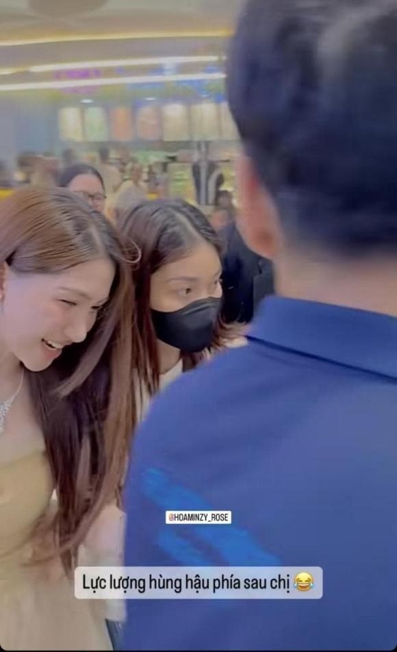 Hòa Minzy hiện diện lộng lẫy chốn đông người, một hành động vô tình tiết lộ tính cách nữ ca sĩ - Ảnh 2 Hòa Minzy hiện diện lộng lẫy chốn đông người, một hành động vô tình tiết lộ tính cách nữ ca sĩ - Ảnh 2