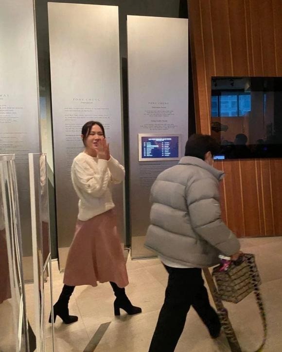Son Ye Jin qua ống kính camera thường: Khó tin nhan sắc mẹ một con ở tuổi 41 - Ảnh 1 Son Ye Jin qua ống kính camera thường: Khó tin nhan sắc mẹ một con ở tuổi 41 - Ảnh 1