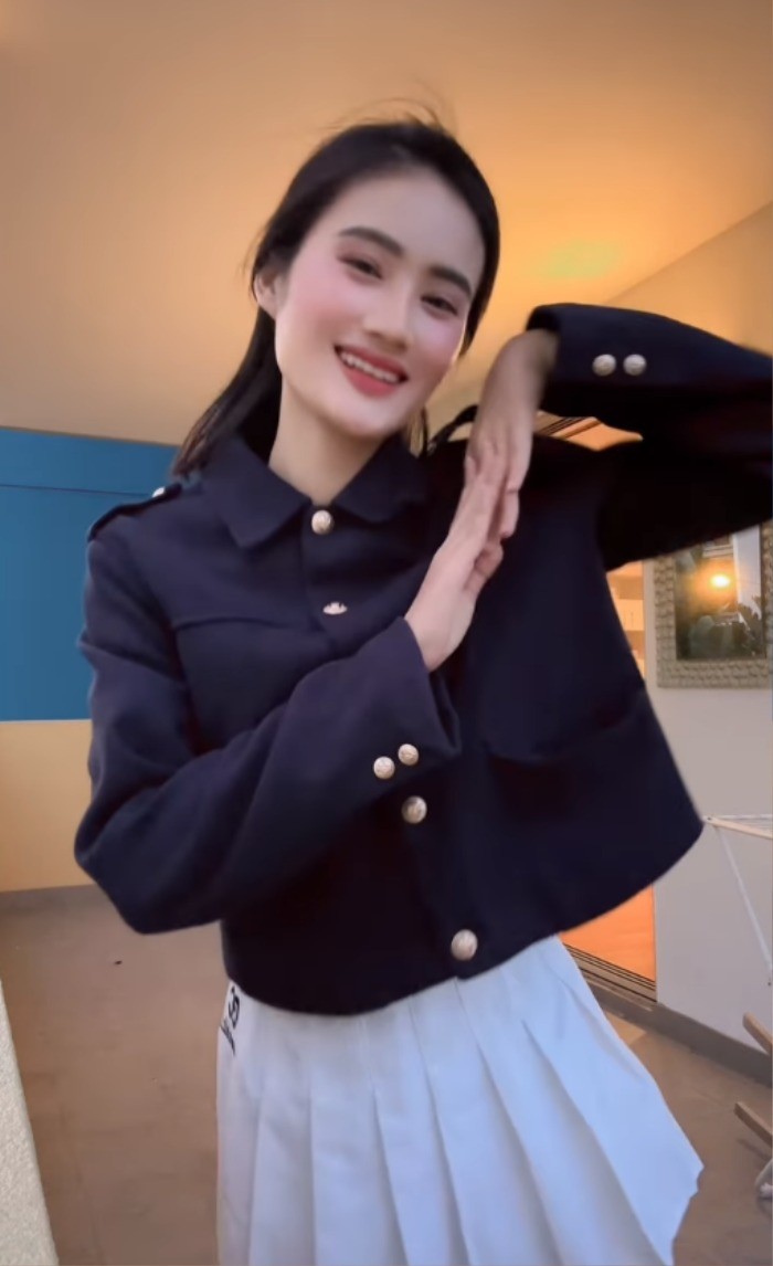 Ý Nhi xinh đẹp và dễ thương khi đu trend 'Em xinh'. Ảnh: Chụp màn hình Ý Nhi xinh đẹp và dễ thương khi đu trend 'Em xinh'. Ảnh: Chụp màn hình