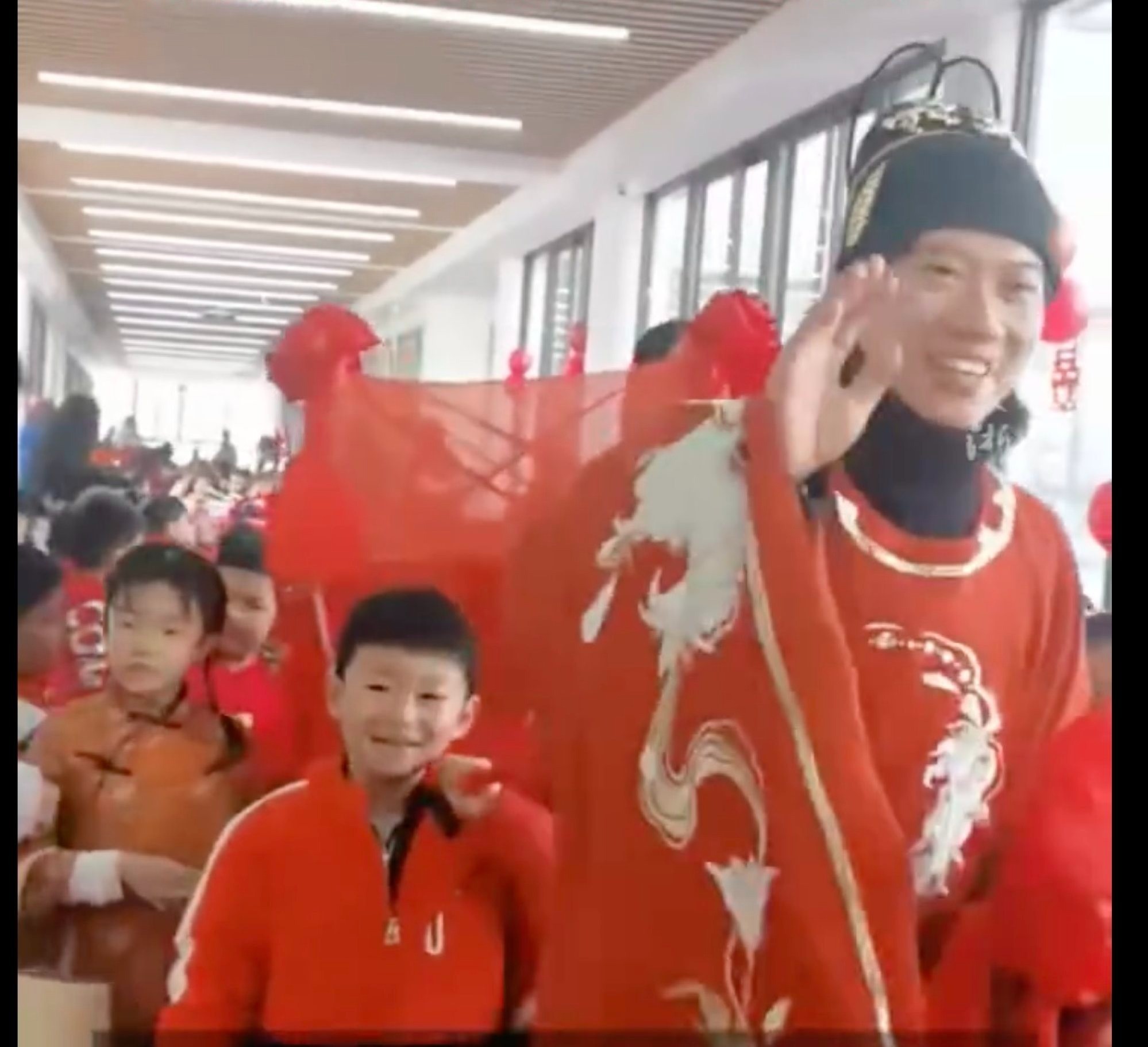 Chú rể vui vẻ vẫy tay khi các học trò nhỏ đi cùng anh trong buổi lễ. Ảnh: weibo