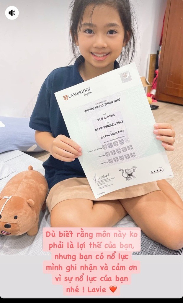 Bảo mẫu khoe thành tích học tập của bé Lavie. Ảnh: FBNV Bảo mẫu khoe thành tích học tập của bé Lavie. Ảnh: FBNV