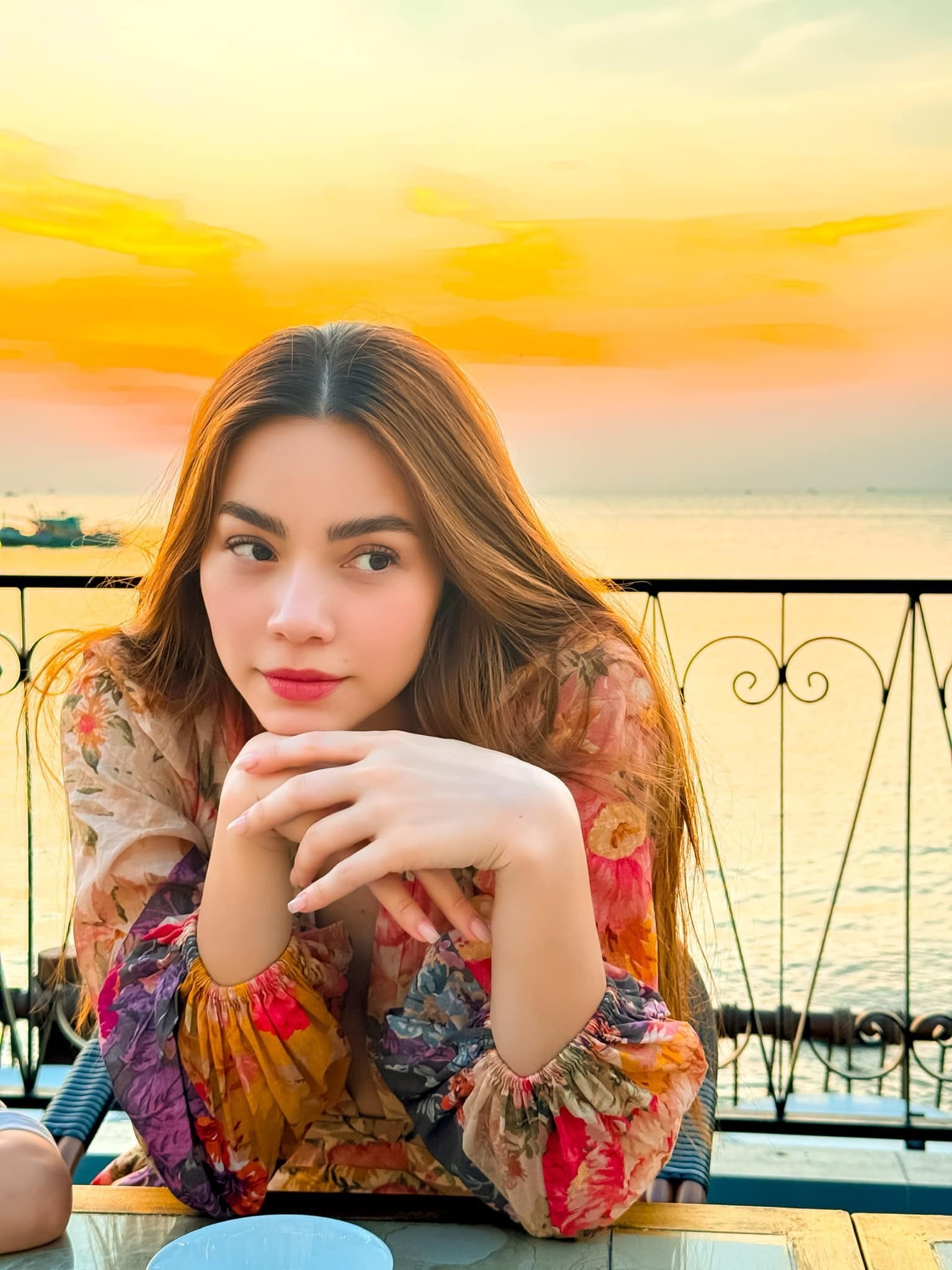Hồ Ngọc Hà lên đồ màu mè đón hoàng hôn, vẻ đẹp của mẹ 3 con khiến dân tình không nói nên lời - Ảnh 2 Hồ Ngọc Hà lên đồ màu mè đón hoàng hôn, vẻ đẹp của mẹ 3 con khiến dân tình không nói nên lời - Ảnh 2