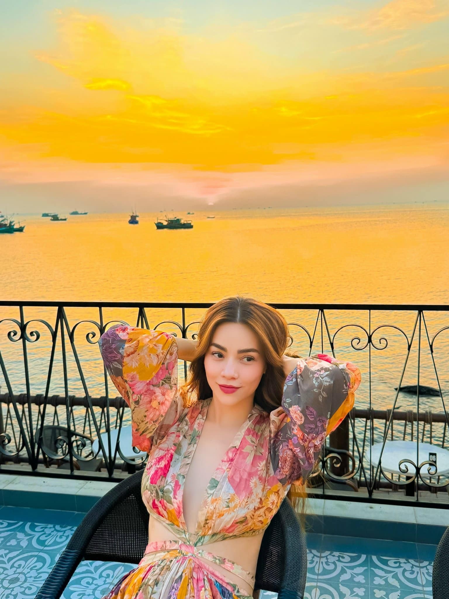 Hồ Ngọc Hà lên đồ màu mè đón hoàng hôn, vẻ đẹp của mẹ 3 con khiến dân tình không nói nên lời - Ảnh 4 Hồ Ngọc Hà lên đồ màu mè đón hoàng hôn, vẻ đẹp của mẹ 3 con khiến dân tình không nói nên lời - Ảnh 4