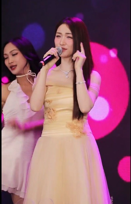 Hòa Minzy liên tục phát đi 'tín hiệu cầu cứu'. Ảnh: Chụp màn hình Hòa Minzy liên tục phát đi 'tín hiệu cầu cứu'. Ảnh: Chụp màn hình