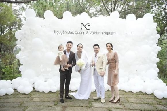 Sao Việt 15/1: Phương Oanh lộ thân hình 'mẹ bầu', MC Anh Tuấn hiếm hoi công khai hình ảnh của ái nữ 1 tuổi - Ảnh 4 Sao Việt 15/1: Phương Oanh lộ thân hình 'mẹ bầu', MC Anh Tuấn hiếm hoi công khai hình ảnh của ái nữ 1 tuổi - Ảnh 4