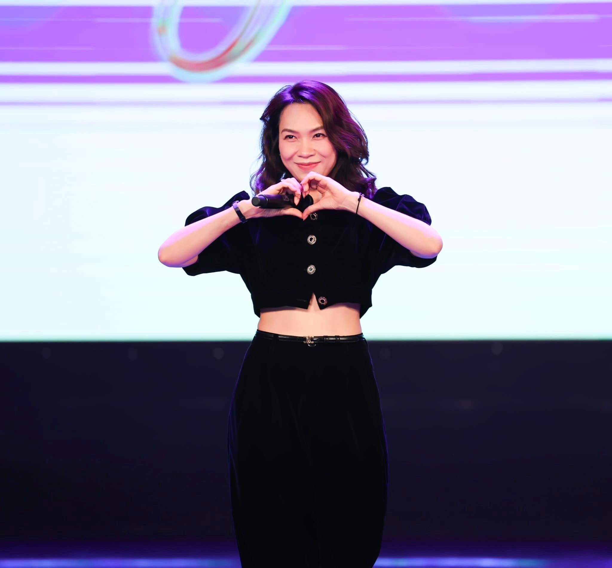 Người hâm mộ háo hức chờ đợi các màn 'đu trend' của Mỹ Tâm. Ảnh: FBNV