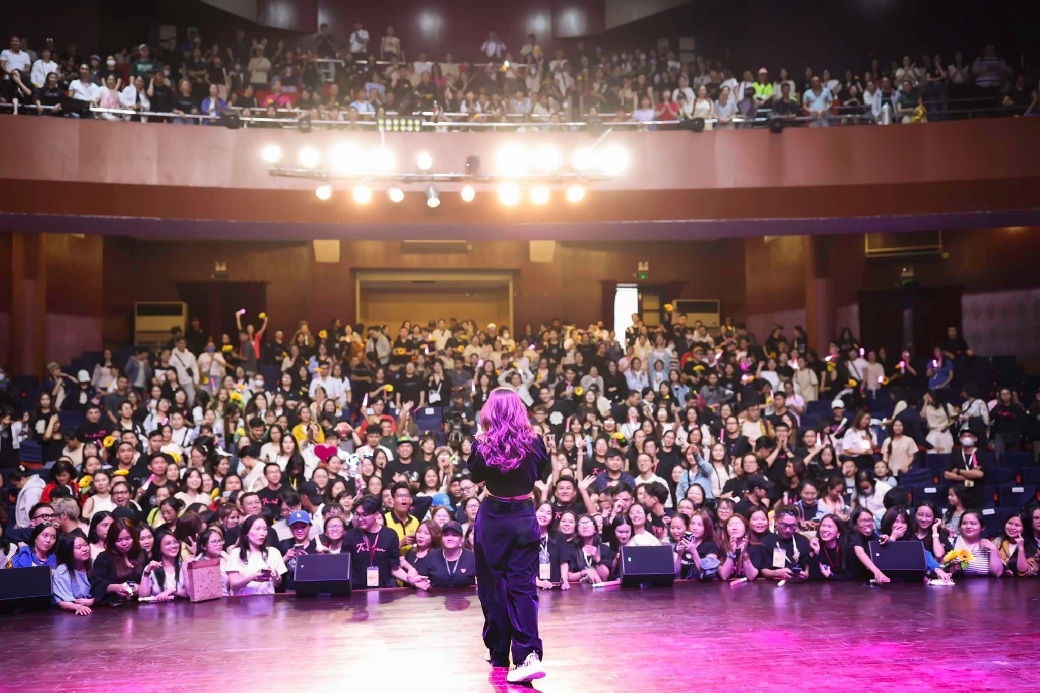 Đông đảo người hâm mộ đến với fan meeting Mỹ Tâm ngày 14/1 vừa qua. Ảnh: FBNV