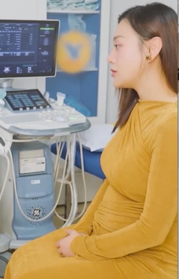 Phương Oanh khoe hình siêu âm, của em bé. Ảnh: Chụp màn hình Phương Oanh khoe hình siêu âm, của em bé. Ảnh: Chụp màn hình