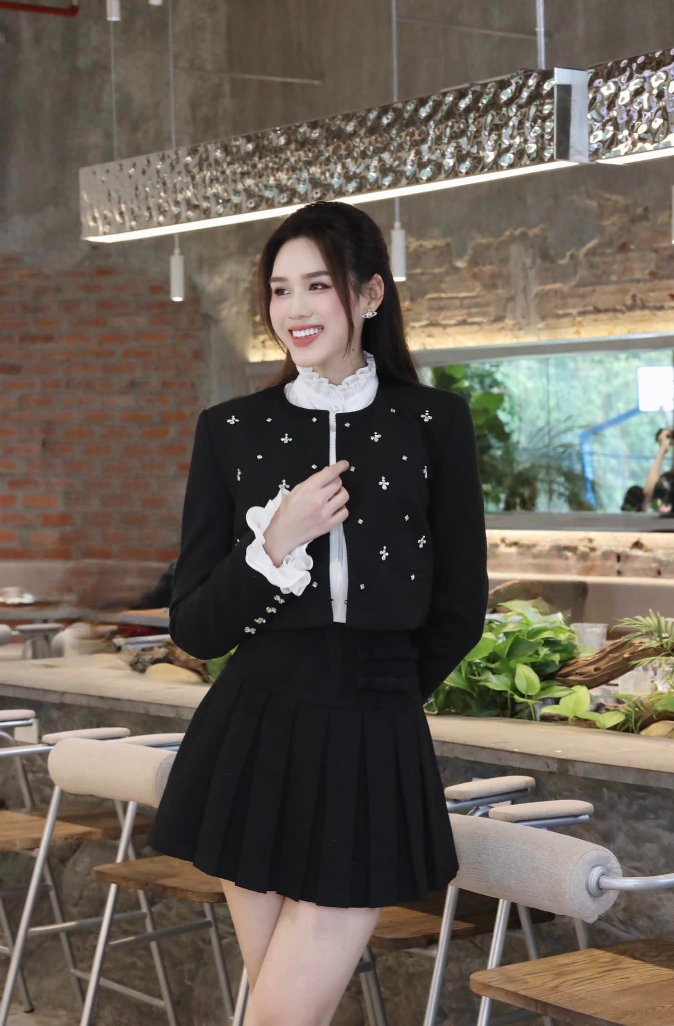 Đỗ Thị Hà không chỉ xinh đẹp mà còn khiến bao người ngưỡng mộ với con đường sự nghiệp rộng mở. Ảnh: FBNV