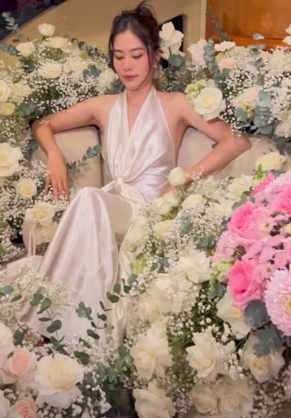Nam Em được bạn trai tổ chức sinh nhật. Ảnh: Chụp màn hình Nam Em được bạn trai tổ chức sinh nhật. Ảnh: Chụp màn hình