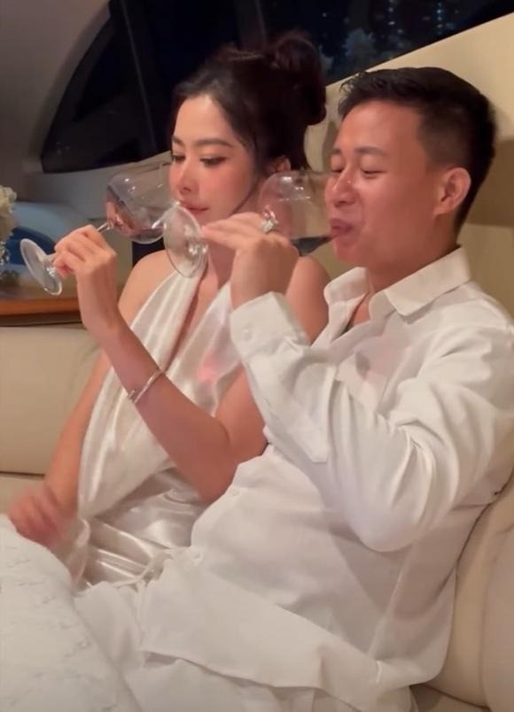 Khoảnh khắc đầy lãng mạn của Nam Em và bạn trai. Ảnh: Chụp màn hình Khoảnh khắc đầy lãng mạn của Nam Em và bạn trai. Ảnh: Chụp màn hình