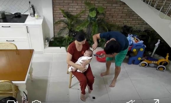 Trường Giang chăm con cực khéo. Ảnh: FBNV Trường Giang chăm con cực khéo. Ảnh: FBNV