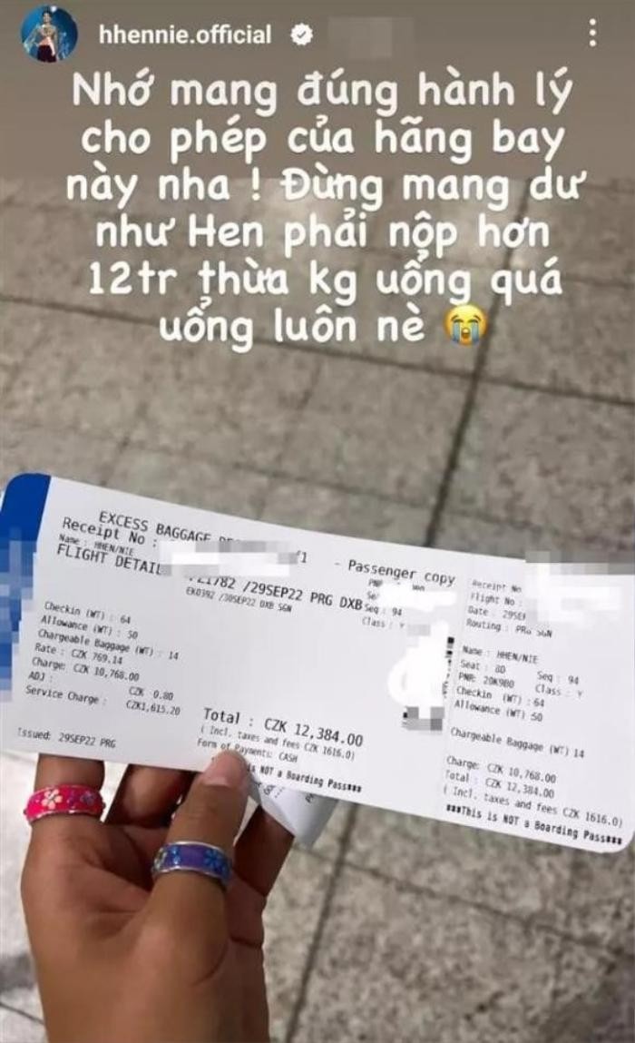 H'Hen Niê từng bị phạt vì mang hành lý quá cân. Ảnh: FBNV H'Hen Niê từng bị phạt vì mang hành lý quá cân. Ảnh: FBNV