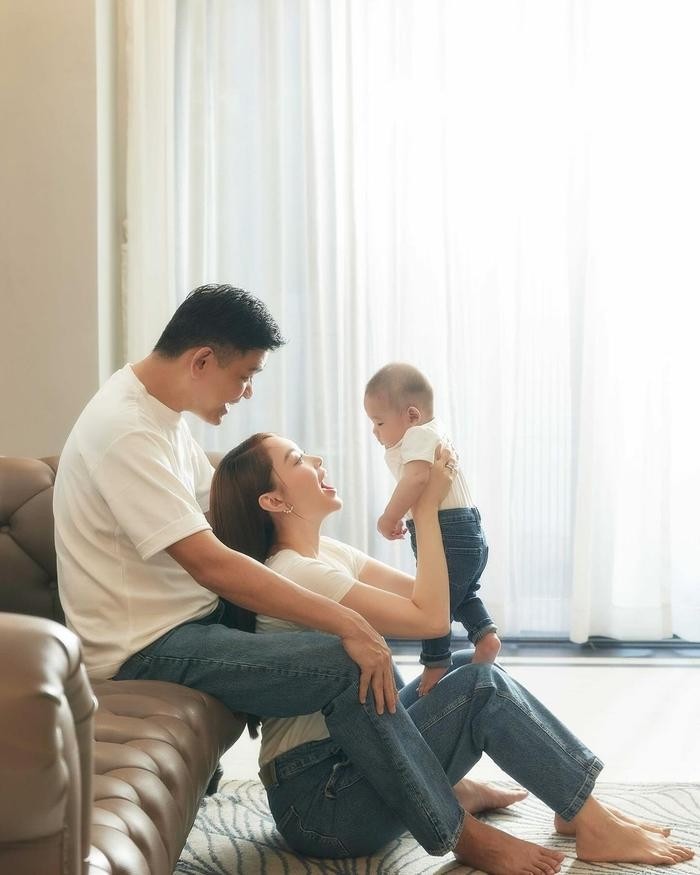 Sao Việt 23/1: Minh Hằng hiếm hoi khoe ảnh chồng, Lý Nhã Kỳ công khai mối quan hệ hiện tại với Việt Anh - Ảnh 2 Sao Việt 23/1: Minh Hằng hiếm hoi khoe ảnh chồng, Lý Nhã Kỳ công khai mối quan hệ hiện tại với Việt Anh - Ảnh 2