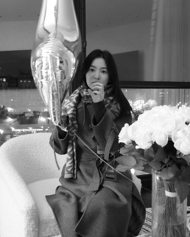 Dù là hình ảnh đen trắng thế nhưng nhan sắc Song Hye Kyo vẫn khiến dân tình khó cưỡng. Ảnh: IG Dù là hình ảnh đen trắng thế nhưng nhan sắc Song Hye Kyo vẫn khiến dân tình khó cưỡng. Ảnh: IG
