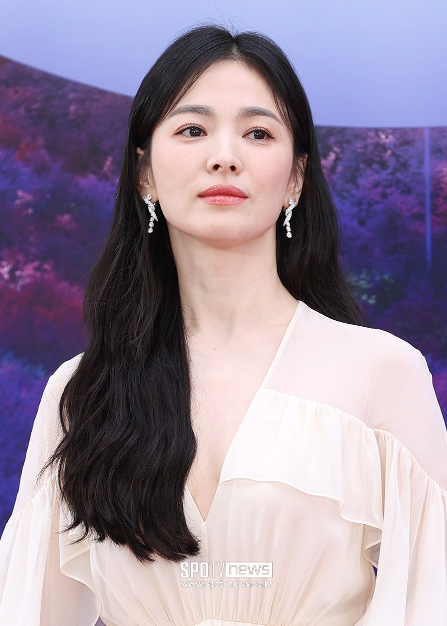 Thả nhẹ vài tấm hình đen trắng, Song Hye Kyo khiến mạng xã hội 'dậy sóng' - Ảnh 2 Thả nhẹ vài tấm hình đen trắng, Song Hye Kyo khiến mạng xã hội 'dậy sóng' - Ảnh 2