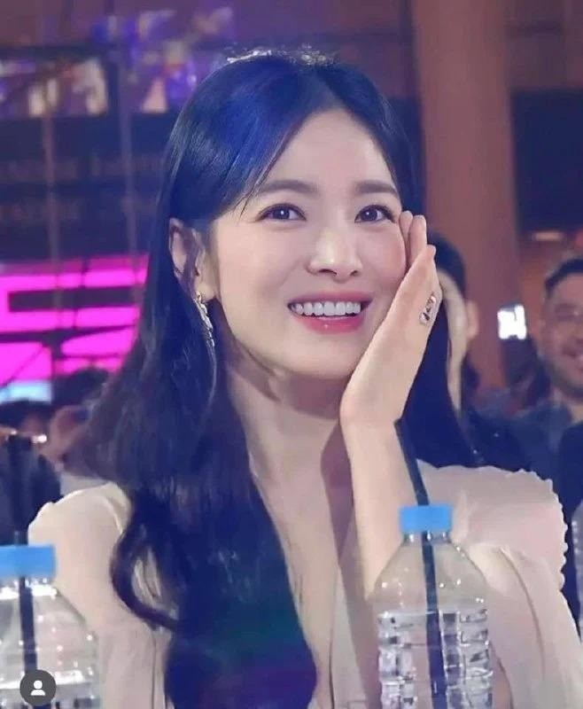 Loạt khoảnh khắc gây sốt với nhan sắc của Song Hye Kyo. Ảnh: Internet Loạt khoảnh khắc gây sốt với nhan sắc của Song Hye Kyo. Ảnh: Internet