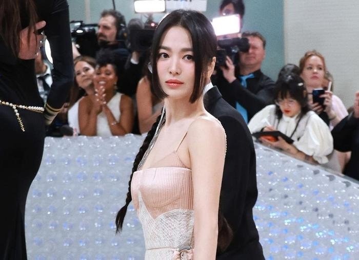 Thả nhẹ vài tấm hình đen trắng, Song Hye Kyo khiến mạng xã hội 'dậy sóng' - Ảnh 1 Thả nhẹ vài tấm hình đen trắng, Song Hye Kyo khiến mạng xã hội 'dậy sóng' - Ảnh 1