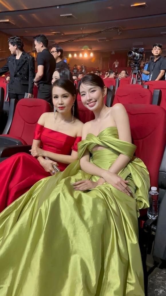 Cẩm Ly không hề bị lép vế khi so kè nhan sắc với đàn em trẻ trung, là các mỹ nhân Vbiz. Ảnh: FBNV Cẩm Ly không hề bị lép vế khi so kè nhan sắc với đàn em trẻ trung, là các mỹ nhân Vbiz. Ảnh: FBNV