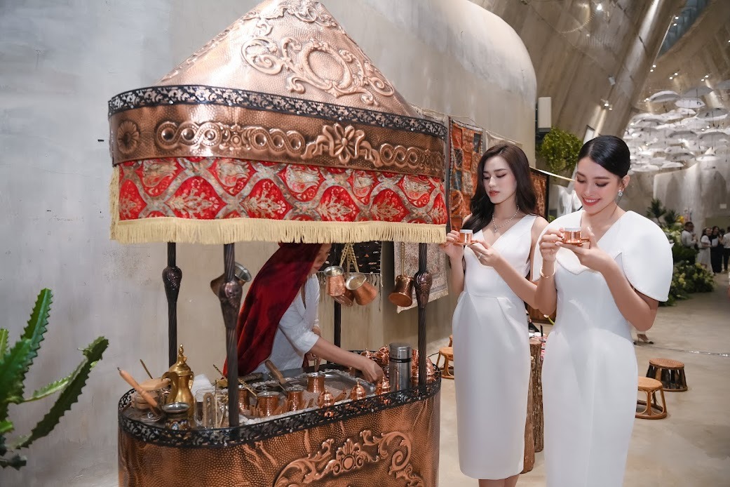 Hoa hậu Giáng My, Tiểu Vy, Đỗ Thị Hà thích thú trải nghiệm cà phê Thiền - Ảnh 5 Hoa hậu Giáng My, Tiểu Vy, Đỗ Thị Hà thích thú trải nghiệm cà phê Thiền - Ảnh 5