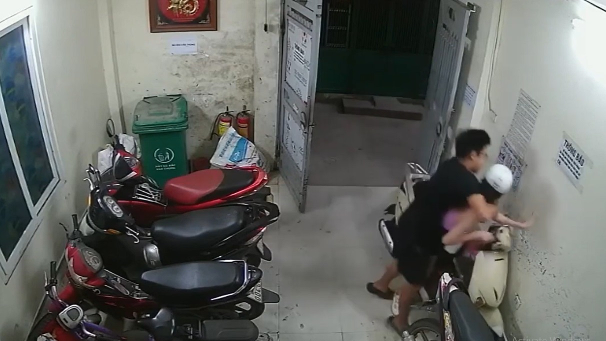 Hà Nội: Kẻ biến thái xông vào nhà trọ khống chế, sàm sỡ cô gái - Ảnh 1 Hà Nội: Kẻ biến thái xông vào nhà trọ khống chế, sàm sỡ cô gái - Ảnh 1