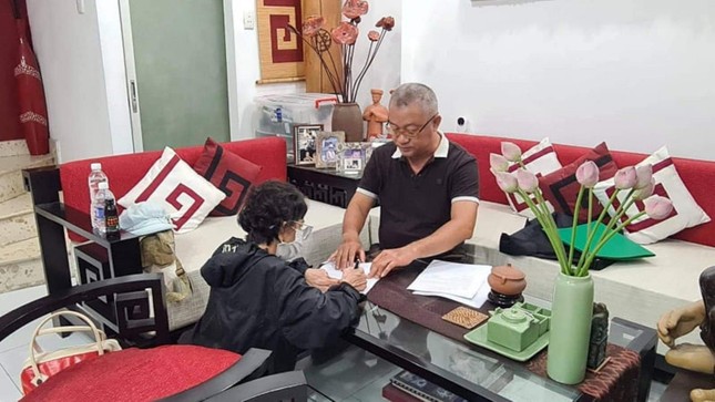 Bà Lê Thu Vân gặp luật sư đêm qua 27/7. Ảnh: LK Bà Lê Thu Vân gặp luật sư đêm qua 27/7. Ảnh: LK