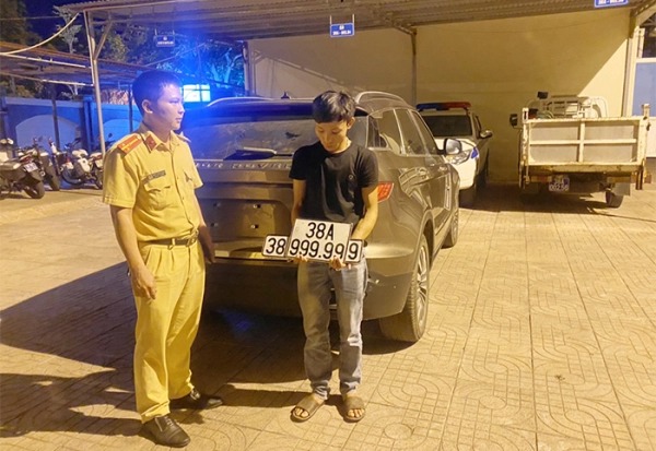 Công an thành phố Hà Tĩnh đã lập biên bản vi phạm hành chính với Lữ Văn Quốc.