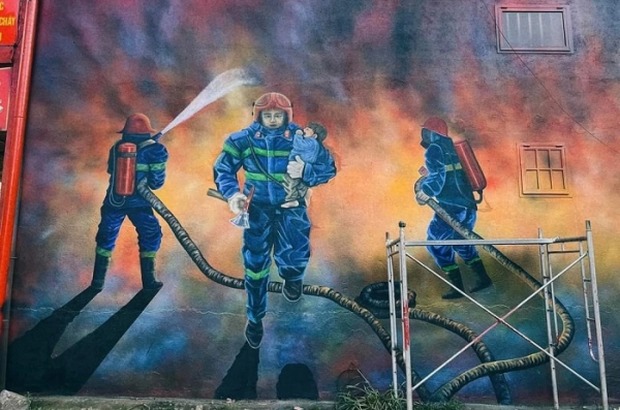 Người dân vẽ bức tranh lính cứu hỏa để tri ân 3 liệt sĩ hy sinh khi làm nhiệm vụ