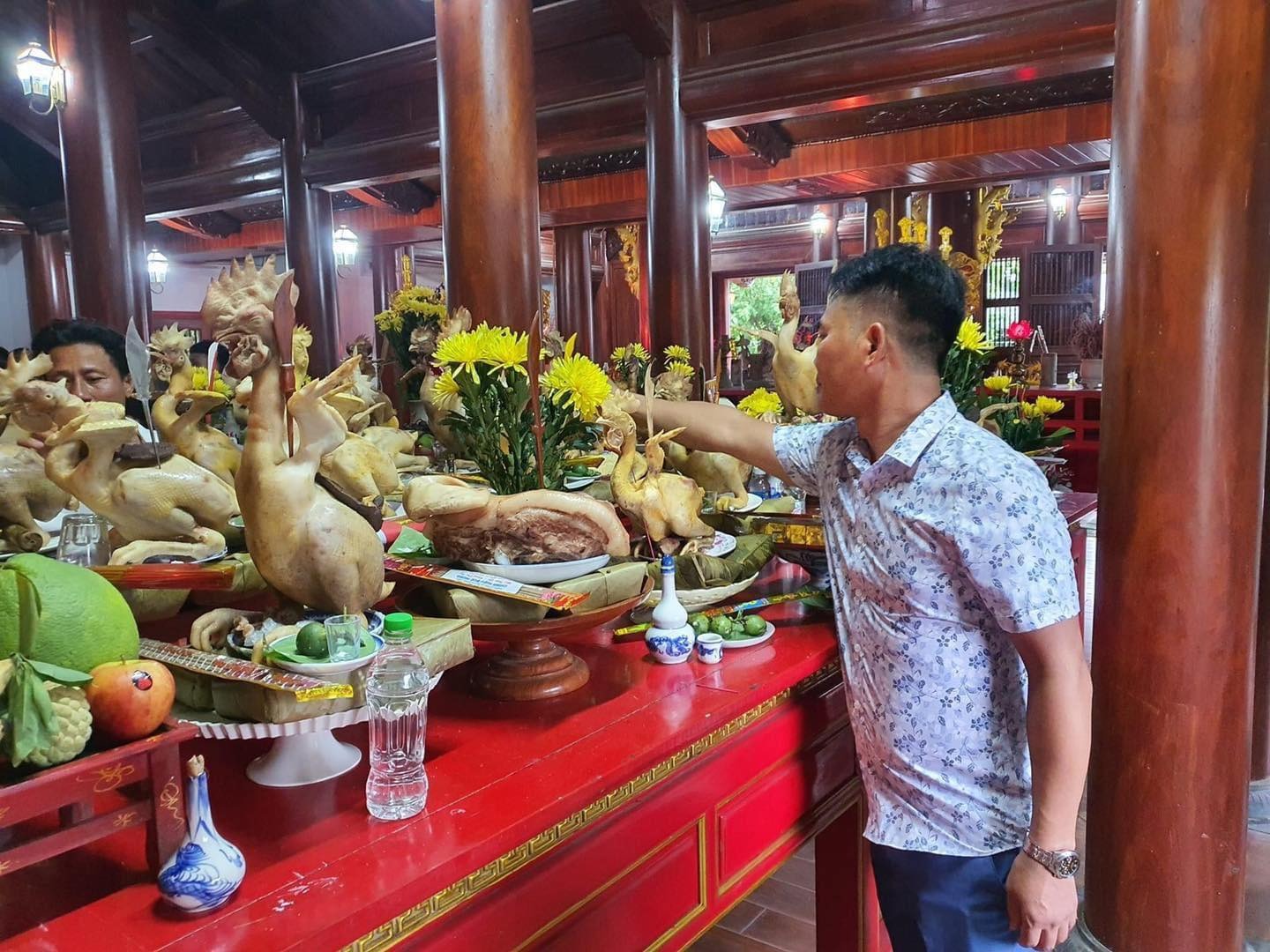 Đến hẹn lại lên: Món gà bay cúng rằm độc đáo của dòng tộc Lê Văn ở Hà Tĩnh khiến nhiều người trầm trồ