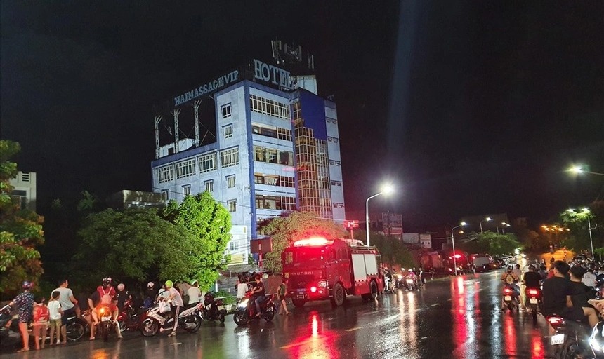 Hải Phòng: Nhà 6 tầng đổ sập trong đêm kéo theo khách sạn ở phía trước bị nghiêng