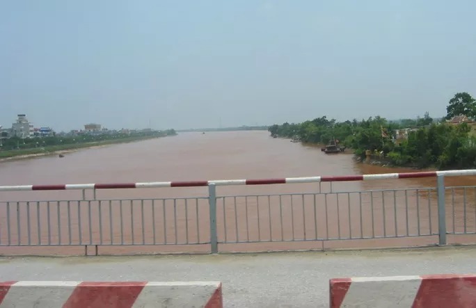Nam Định: Ra sông Đào chơi, người phụ nữ cùng 3 trẻ nhở bị nước cuốn mất tích